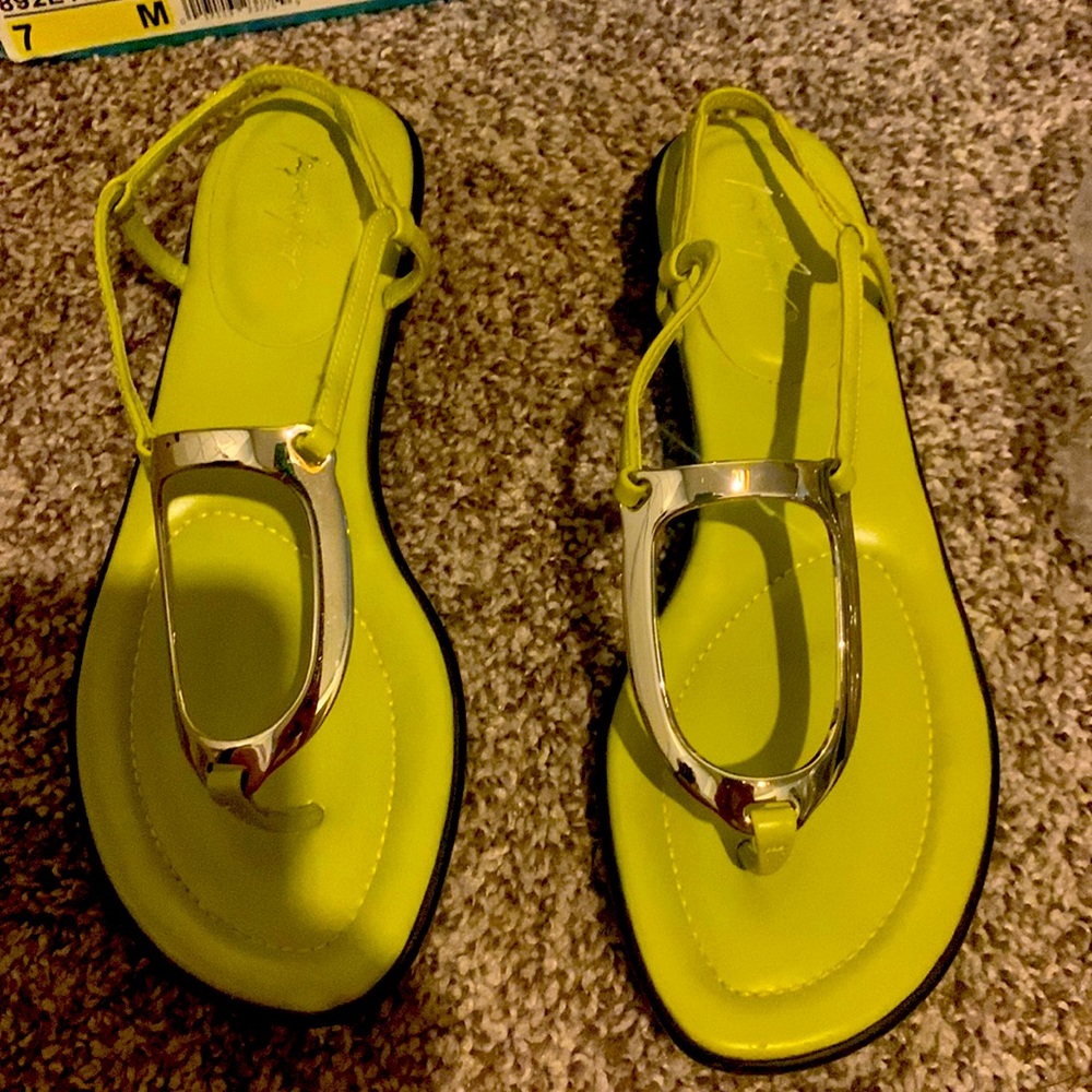 Jacqueline ferrar size 7 green sandals new with box